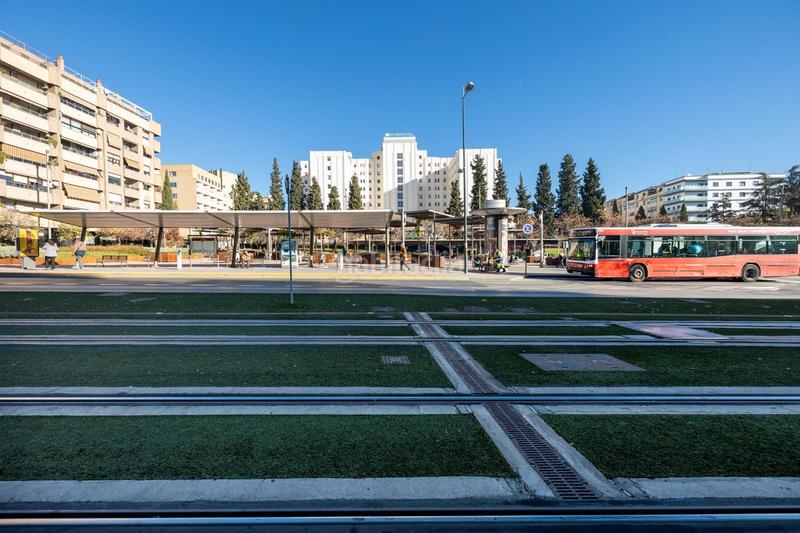 Foto 5cca19e0-52b4-494c-9bae-e5b1541d6a0f. Car parking in avenida avenida de la constitución 44 in Granada