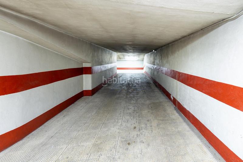 Foto ab29f776-fe73-4008-be87-2a9b2f805060. Car parking in avenida avenida de la constitución 44 in Granada