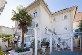 Casa aparellada a Calle de la gallomba 10. Casa pareada con piscina en zona muy tranquila de gojar barranco