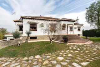 Chalet en Calle rio genil (csj) 25. Impresionante villa en cortijo de san javier las gabias