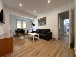 Rent Flat in Calle pintor zuloaga 40. Piso amueblado junto a barrio fígares y alhamar.
