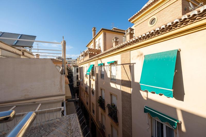 Foto 2dd8ff0b-2f4a-4758-8b79-c6a14465e135. Casa en calle rejas de la virgen 28 casa exclusiva junto a acera del darro. pleno centro . seminueva y con ascensor propio en Granada