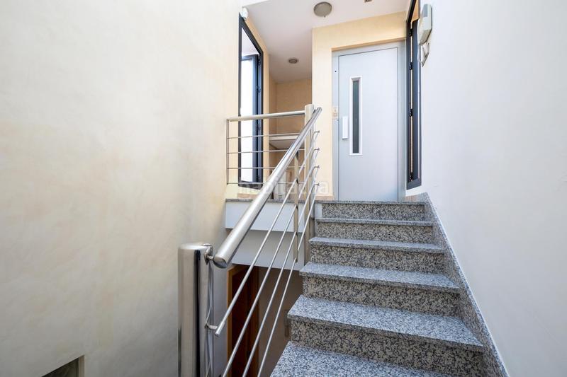 Foto 6d3a493d-95a8-454b-b8ed-c053329f4eec. Casa en calle rejas de la virgen 28 casa exclusiva junto a acera del darro. pleno centro . seminueva y con ascensor propio en Granada