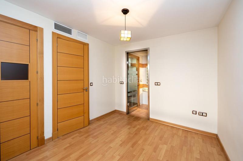 Foto d78bd3e6-813a-4ad3-8745-9817f95ddb25. Casa en calle rejas de la virgen 28 casa exclusiva junto a acera del darro. pleno centro . seminueva y con ascensor propio en Granada