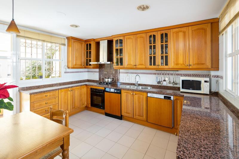 Foto 49f466ee-aa9d-4d79-890b-277c9dad9bf4. Casa adosada en calle calle de teresa de calcuta 3 espectacular casa ubicada en el exclusivo barrio de albayda, diseñada con una distribución funcional en Granada
