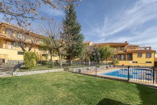 Pis a Calle encantado 21. Pisazo con terraza y residencial con piscina en ogijares!