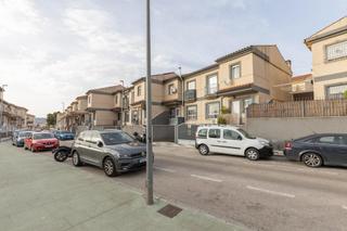 Casa adossada a Calle cisne 26. Casa en venta en maracena, granada  lista para entrar a vivir