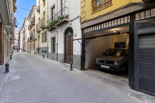 Casa adossada a Calle santa catalina baja. Oportunidad casa en el centro de granada