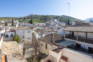 Semi detached house in Calle del chapiz 37. Casa con encanto a reformar en plena cuesta del chapiz. patio, v