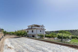 Chalet à Ue-6. Gr3874  jatar  cortijo con terreno y vistas a la montaña