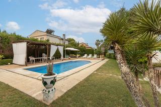 Haus in Calle de cuesta de las lágrimas 1. Chalet con piscina en urbanización suspiro del moro