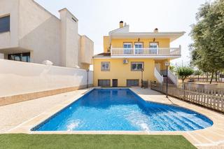 Casa a Calle de camacha 10. Amplio chalet con piscina, pista deportiva y vistas en ogíjares.