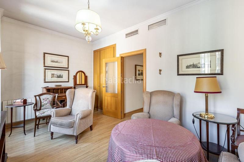 Foto 949d60da-c684-4954-b110-0665ef933ce6. Piso en calle rector lopez argueta 3 pisazo en el corazón en Granada
