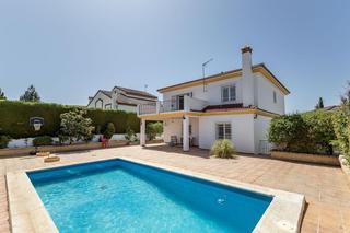 Casa a Calle encinas ur.monteluz 22. Chalet independiente con piscina en la prestigiosa urbanización