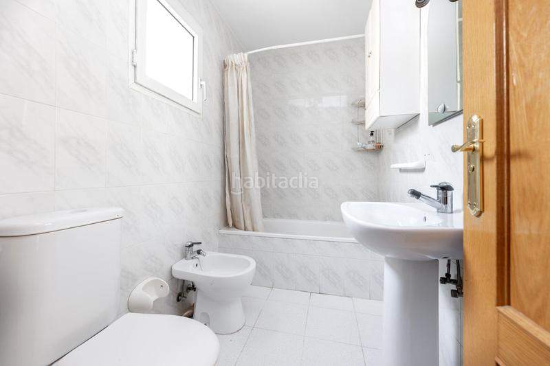 Foto bb0cb475-76db-40d9-afd3-e94a879a784f. Casa pareada en c. ismail en Joaquina Eguaras Granada