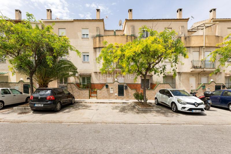 Foto f37df3fb-152e-4976-90cb-f8c843978119. Casa pareada en c. ismail en Joaquina Eguaras Granada