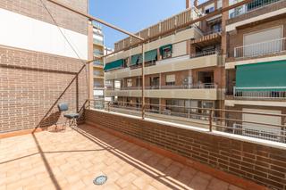 Piso en Calle infanta beatriz 3. Amplio piso con terraza en el centro de granada junto al metro