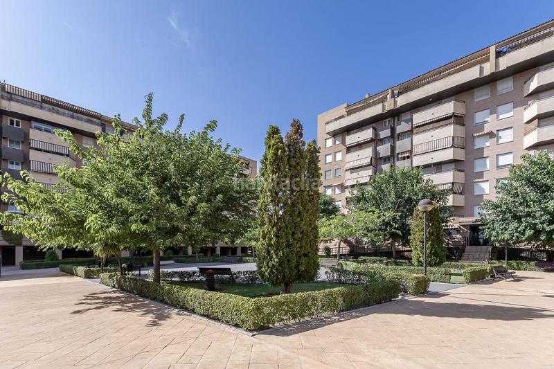 Foto a3c66a4a-64a3-4108-b6e8-632754c922df. Piso en avenida de pampaneira 15 piso en ultimas plantas y totalmente exterior en estadio de la juventud en Granada