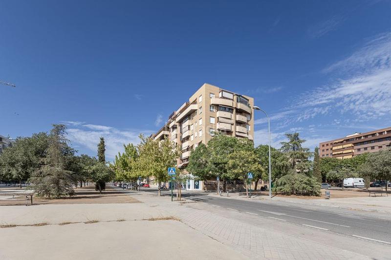 Foto b1545900-0fe3-481c-b51c-a9015180c422. Piso en avenida de pampaneira 15 piso en ultimas plantas y totalmente exterior en estadio de la juventud en Granada