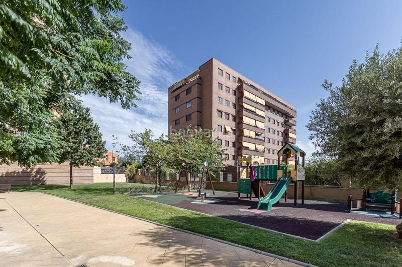 Foto bb28ee90-7632-43f8-9d31-18341d22bdff. Piso en avenida de pampaneira 15 piso en ultimas plantas y totalmente exterior en estadio de la juventud en Granada