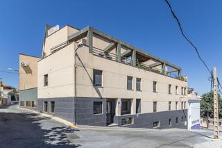 Pis  Avenida madrid 2. Piso de 2 dormitorios  plaza garaje  trastero en calle principal