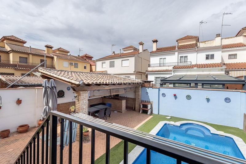 Foto 01e70870-c3de-44f7-91d1-94d6eb199fe0. Casa en calle de mariana pineda 8 casa adosada con piscina en Santa Fe