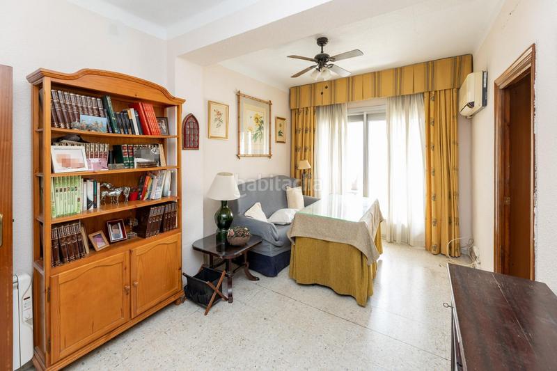 Foto bf2b8ac1-4be8-4560-82da-c6708e6782e0. Piso en calle santa margarita 8 fantástico piso junto instituto astrofísica en Granada