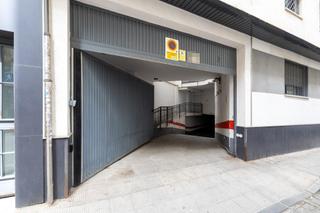 Aparcament cotxe a Calle santa adela 44. Se vende plaza de aparcamiento en el zaidin granada edificio del