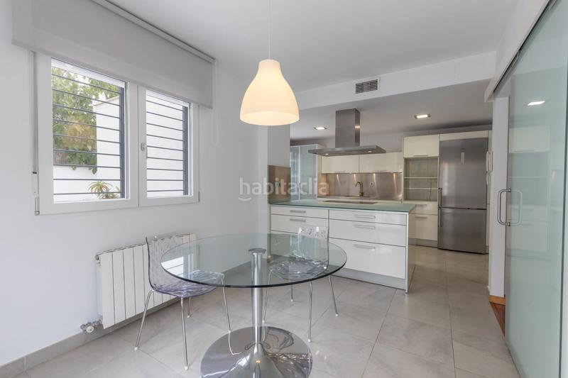 Foto 1080d8e2-ac7c-4043-bb04-cc6e55dee446. Casa pareada en calle mengibar (lan) 8 vivienda unifamiliar con patio, jardín y todas las comodidades en Granada