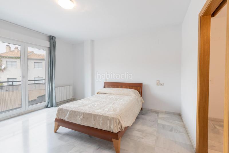 Foto 1f81b104-ac6b-4a00-a620-f38c166c51db. Casa pareada en calle mengibar (lan) 8 vivienda unifamiliar con patio, jardín y todas las comodidades en Granada