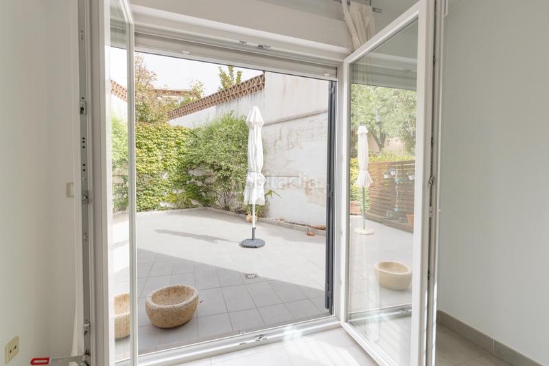 Foto 4a56cc12-ff0a-4484-ad45-794dc152aba7. Casa pareada en calle mengibar (lan) 8 vivienda unifamiliar con patio, jardín y todas las comodidades en Granada