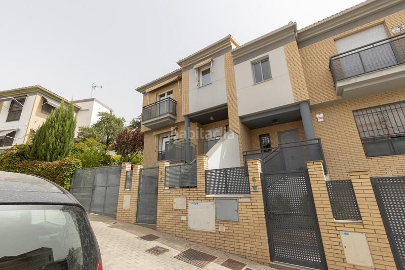 Foto 8ceb286e-2140-4b60-9d29-f3ec8ca82172. Casa pareada en calle mengibar (lan) 8 vivienda unifamiliar con patio, jardín y todas las comodidades en Granada