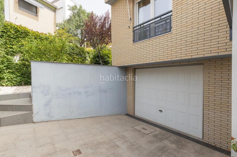Foto 8f8f046f-9f0b-4cf3-9c0b-79ea521eb600. Casa pareada en calle mengibar (lan) 8 vivienda unifamiliar con patio, jardín y todas las comodidades en Granada