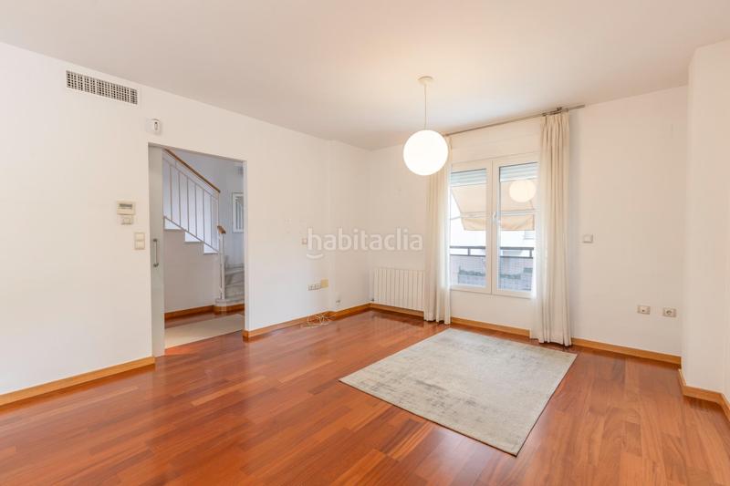 Foto 9152a095-6896-48ed-8e1f-331758b13361. Casa pareada en calle mengibar (lan) 8 vivienda unifamiliar con patio, jardín y todas las comodidades en Granada