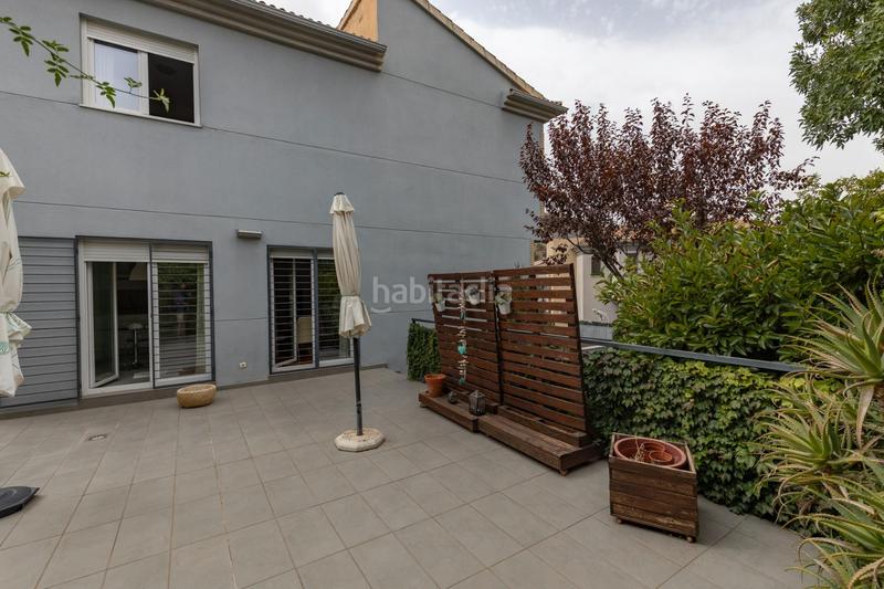 Foto a162e733-9878-44bc-8773-dd74092fb27d. Casa pareada en calle mengibar (lan) 8 vivienda unifamiliar con patio, jardín y todas las comodidades en Granada