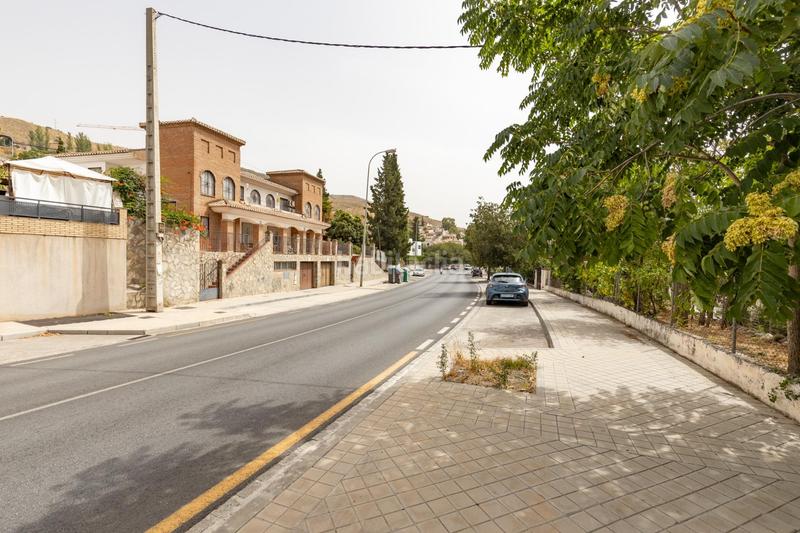 Foto c67794ef-b8b7-4fff-811a-610d474c2392. Casa pareada en calle mengibar (lan) 8 vivienda unifamiliar con patio, jardín y todas las comodidades en Granada