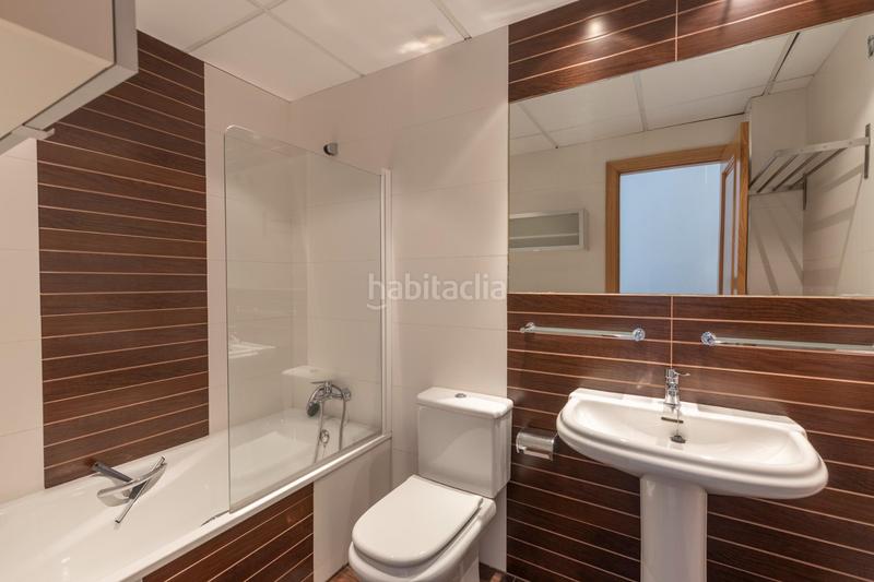 Foto dc117fda-5c5f-4808-82a5-8936ed3cbbc5. Casa pareada en calle mengibar (lan) 8 vivienda unifamiliar con patio, jardín y todas las comodidades en Granada