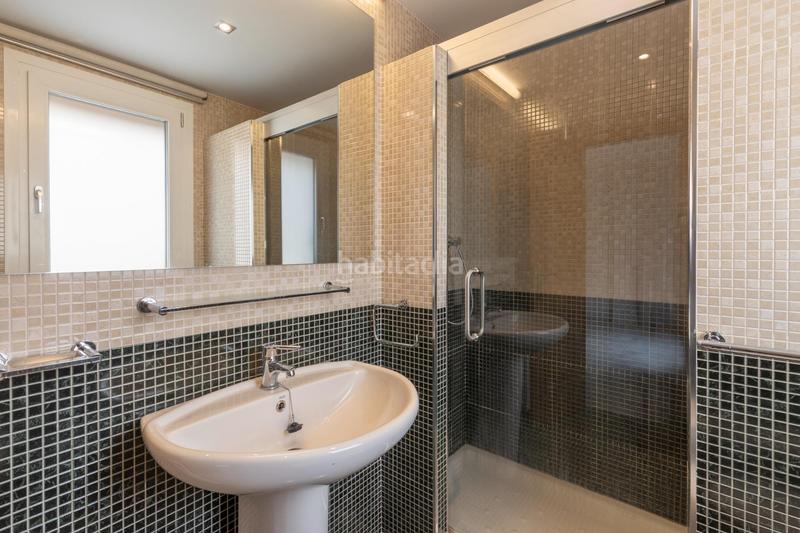 Foto e2d28238-ba3d-48ef-b386-baa8b66f421b. Casa pareada en calle mengibar (lan) 8 vivienda unifamiliar con patio, jardín y todas las comodidades en Granada