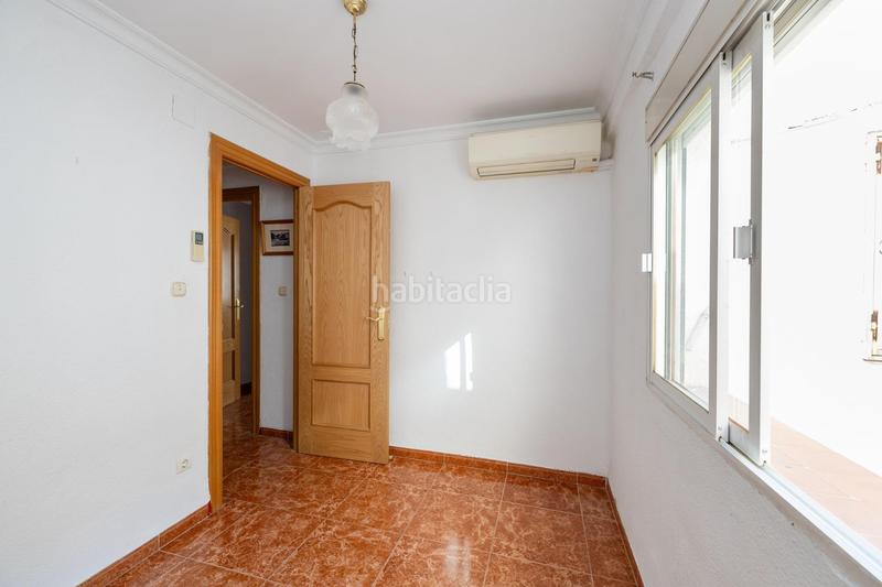 Foto 6340d8ba-93e4-493c-a601-8c5c58f0b541. Ático en calle calle parraga piso en venta de tres dormitorios en zona recogidas. en Granada