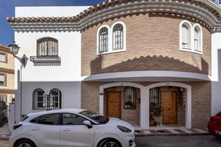 Casa aparellada  Camino del rio genil 3. Acogedora casa en cenes con piscina comunitaria