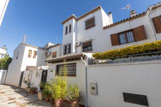 Casa adossada a Carretera de murcia 55. Precioso carmen en residencial carmenes de alberzana