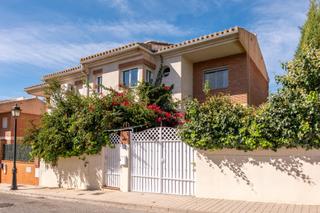 Casa aparellada  Calle malta 7. Casa pareada con piscina propia en los rebites, huétor vega