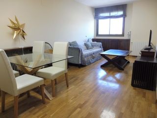 Miete Etagenwohnung in Plaza de san lázaro 11. Piso amueblado con 2 dormitorios y 2 baños en la torre de san la