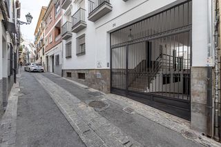 Aparcament cotxe a Calle agua de cartuja 36. Garaje en venta en magnífica zona.