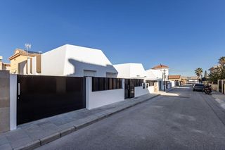 Casa adossada  Calle calle lópez. Exclusiva adosada en una sola planta en belicena. reciente const