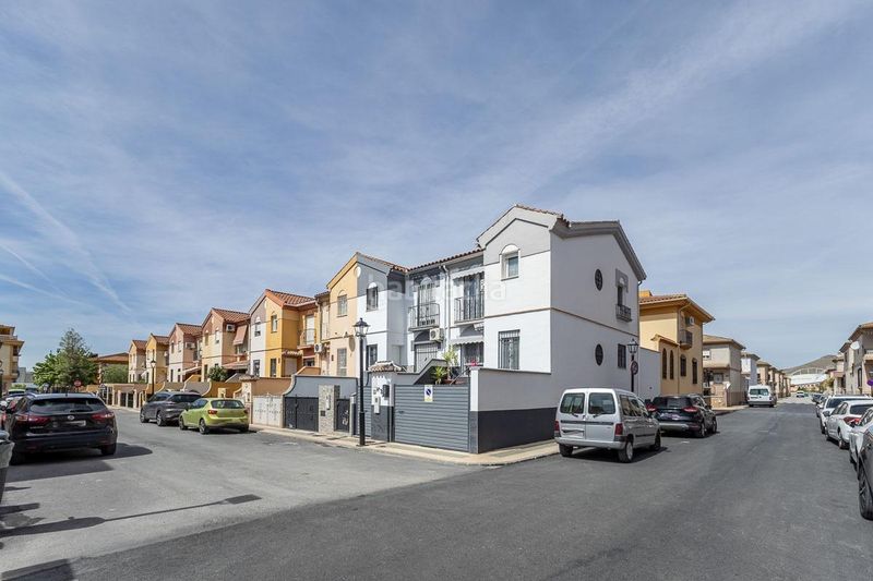 Foto 0077b9fc-88ed-421a-a0ae-d4e5f75399d2. Casa adossada a calle clara campoamor 2 a Atarfe