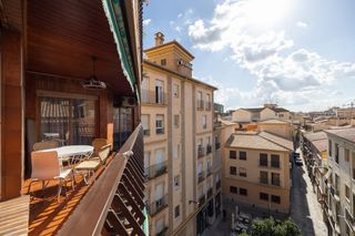 Pis  Calle nueva de la virgen 3. Piso y cochera en venta junto acera de darro.
