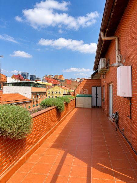 Foto e1d49e5d-ce38-4d02-b8b3-e847d9a57283. Rent duplex with heating parking in Valdeacederas Madrid