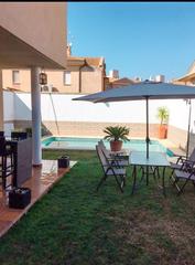 Maison jumelée à Centro. Pareado con piscina en naranjal del castillo