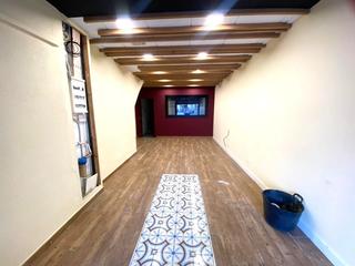 Gebäude in Valls. Magnifico edificio de 5 plantas más local en el centro de valls.